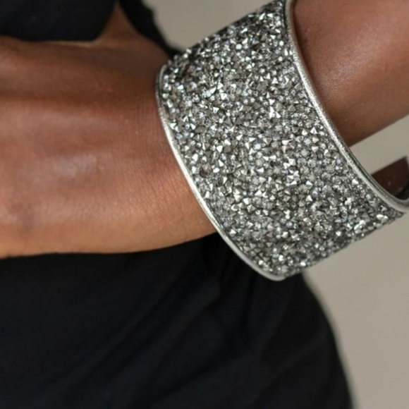 🔥 ABSOLUTELY FABULOUS RUN STONE CUFF BRACELET - Picture 1 of 3